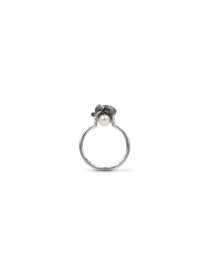 Close-up detail of the Baby Carmel Ring by Piayuli