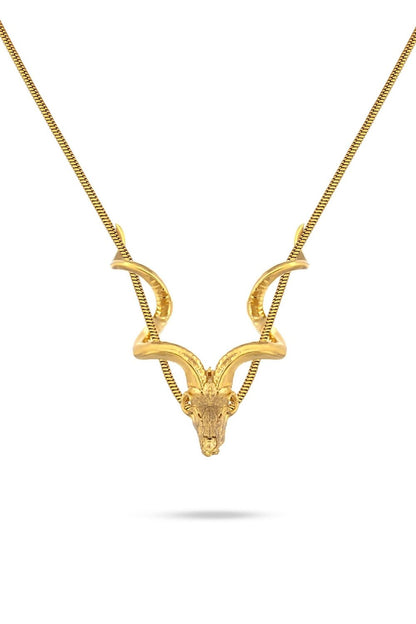 Close-up detail of the Bullish Pearl Necklace by Piayuli