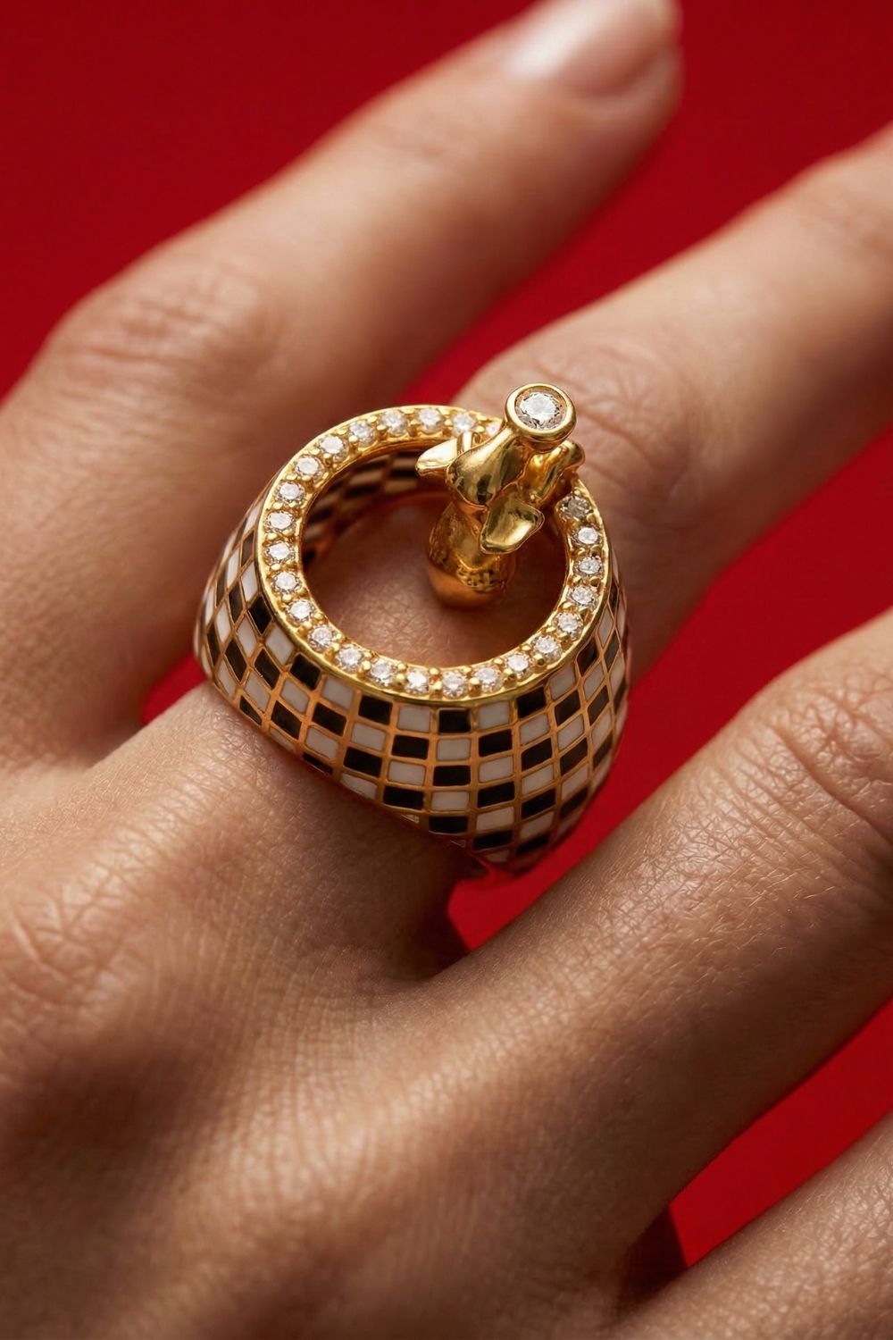 Close-up detail of the Elephante Ring by Piayuli