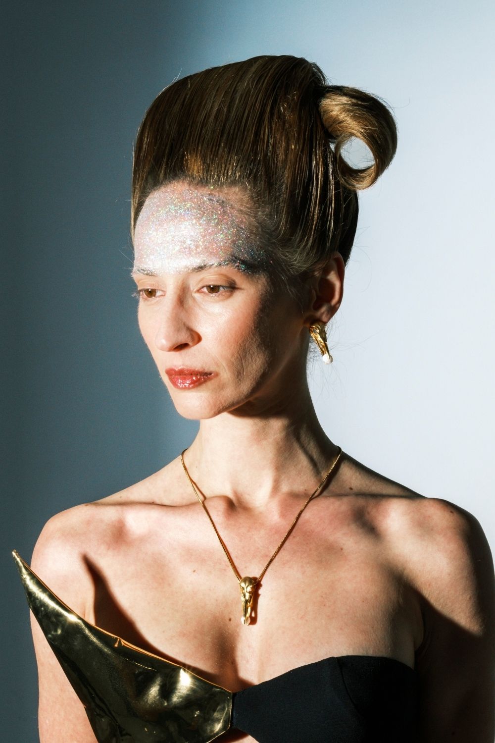 Woman wearing Freedom Pearl Earrings by Piayuli