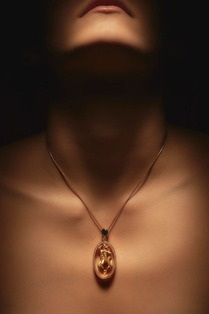 Woman wearing The Venue Necklace by Piayuli