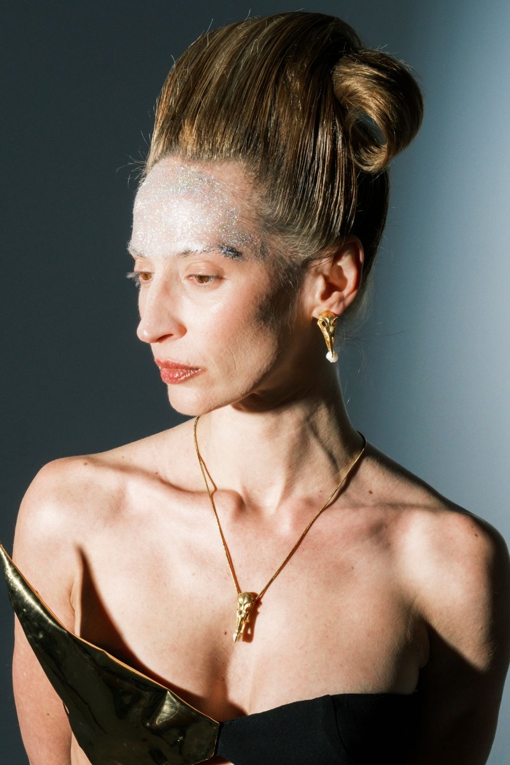 Woman wearing the Wisdom Pearl Necklace by Piayuli